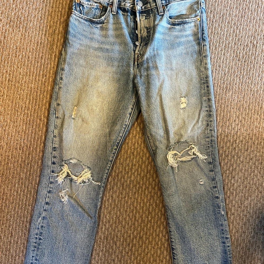 Women's Distressed Levi Jeans